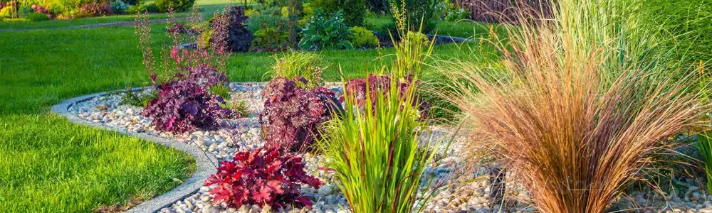 Aménagement paysager à Laval – pavé uni, plantation et entretien paysager par Belles Saisons